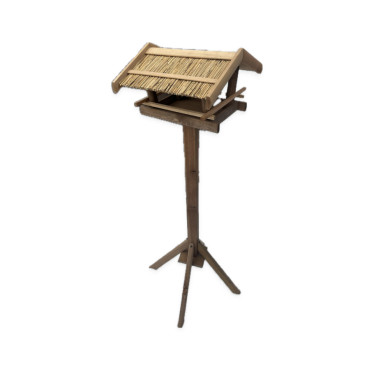 Karmnik dla ptaków na nodze