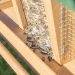 Drewniany karmnik dla ptaków ze stojakiem AGF330